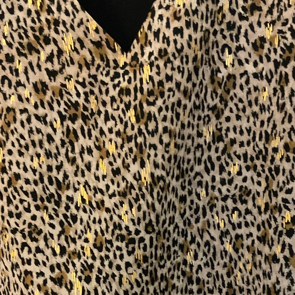 Beautiful ladies v neck long sleeve blouse.  Like new!  Vince Camuto size large - Picture 5 of 9